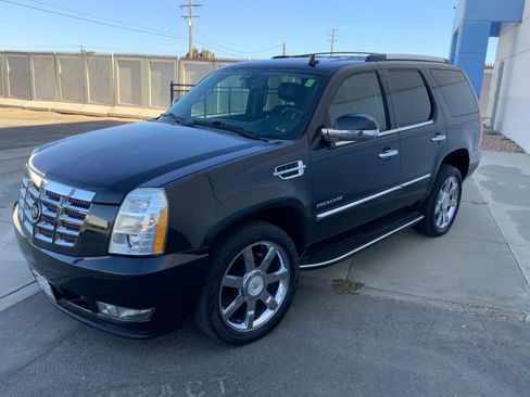 Used 2011 Cadillac Escalade Luxury AWD/4WD image 4