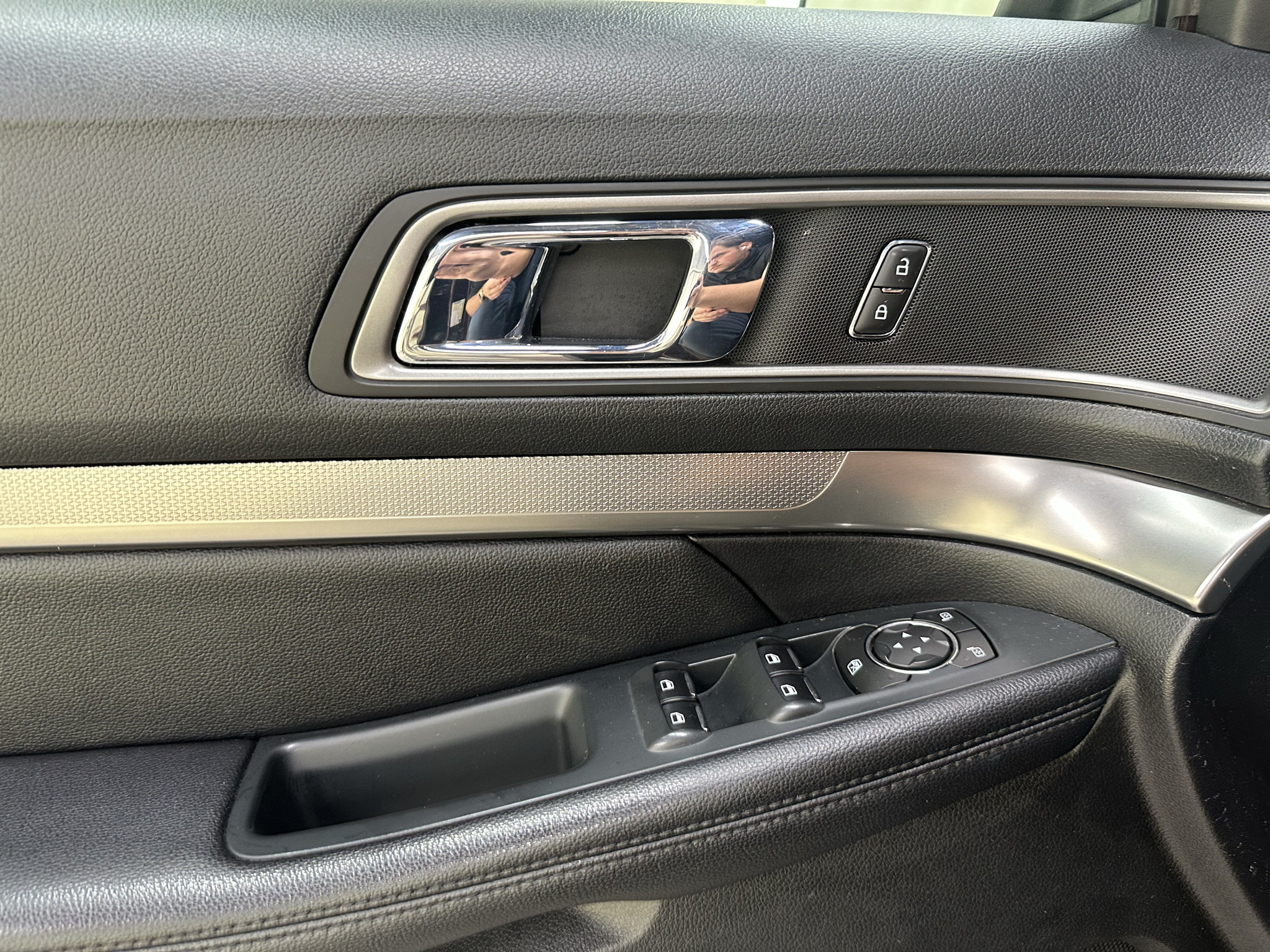 Used 2018 Ford Explorer XLT w/ Equipment Group 202A AWD/4WD image 24
