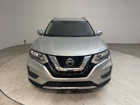 Used 2019 Nissan Rogue SV image 2
