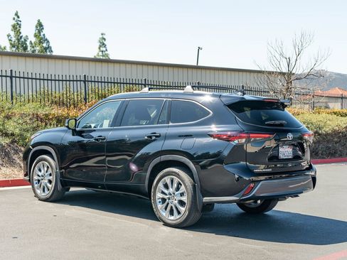 Certified 2025 Toyota Highlander Limited FWD image 9