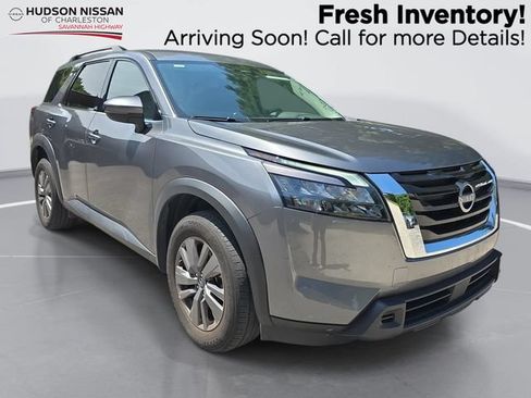 Used 2025 Nissan Pathfinder SV FWD image 1