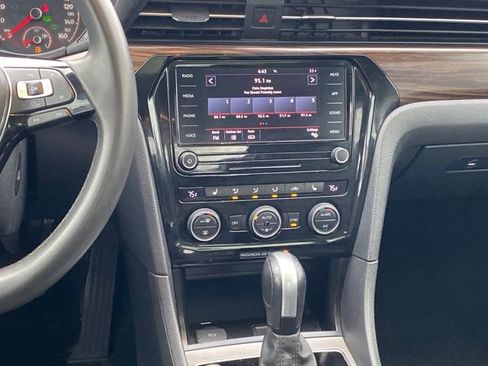 Used 2022 Volkswagen Passat 2.0T image 8