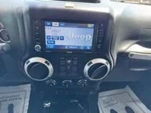 Used 2012 Jeep Wrangler Unlimited Rubicon w/ Connectivity Group AWD/4WD image 22