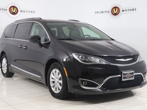 Used 2018 Chrysler Pacifica Touring-L FWD image 19