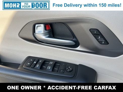 Used 2024 Chrysler Pacifica Touring-L image 21