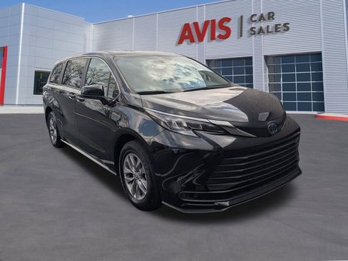 Used 2025 Toyota Sienna LE image 3