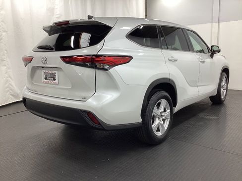 Used 2022 Toyota Highlander LE image 11