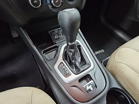 Used 2016 Jeep Cherokee Sport image 20