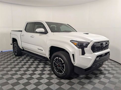 Certified 2025 Toyota Tacoma TRD Sport AWD/4WD image 4