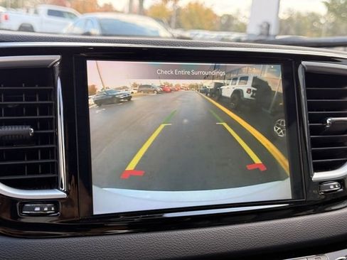 Used 2024 Chrysler Pacifica Touring-L image 18