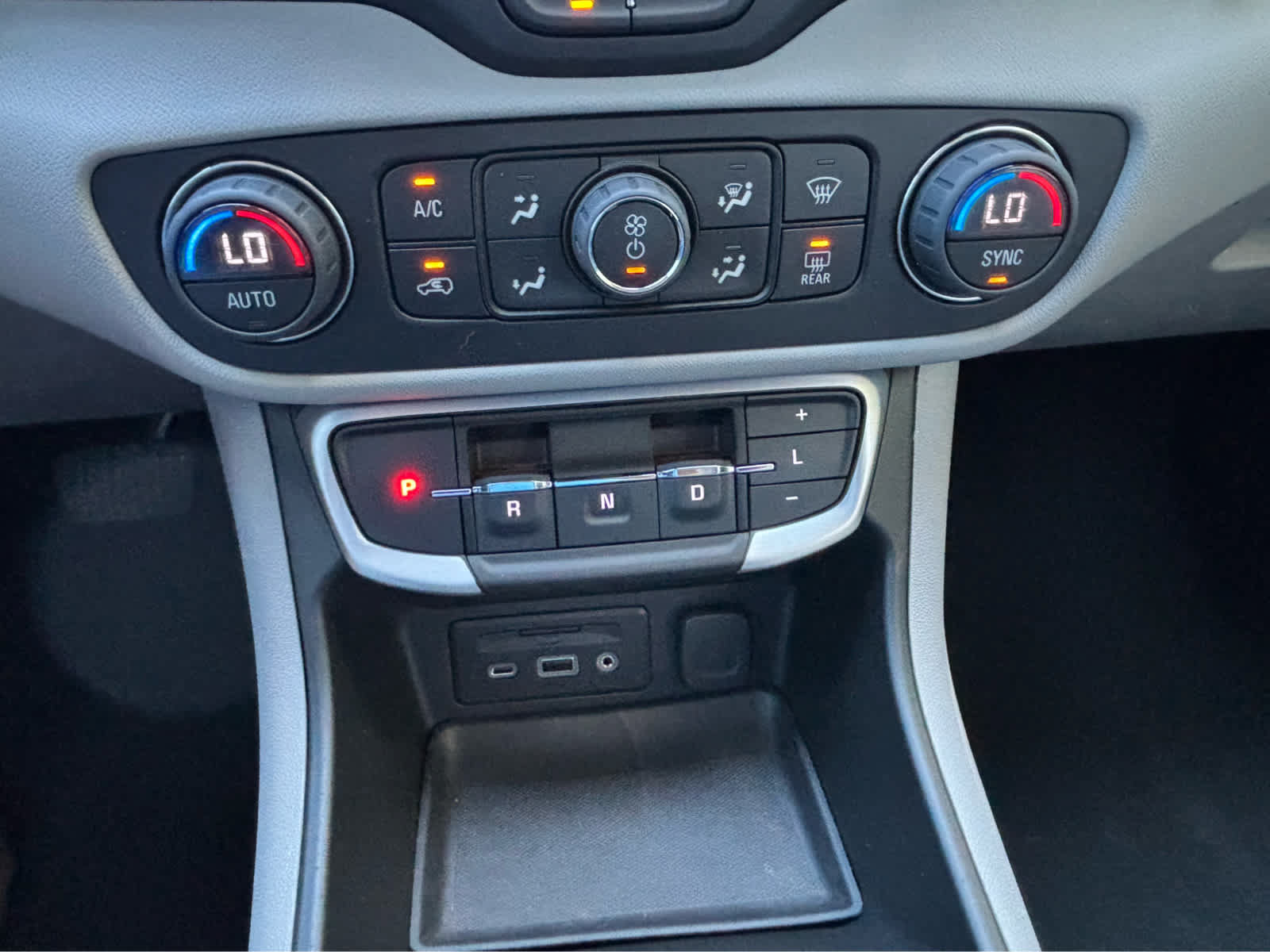 Used 2022 GMC Terrain SLT w/ Infotainment Package II AWD/4WD image 26