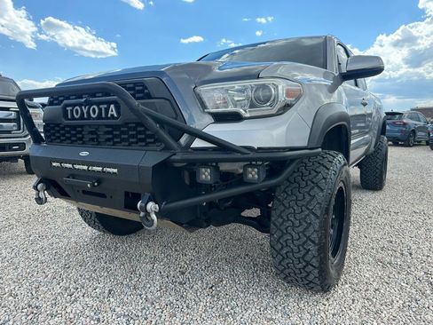 Used 2016 Toyota Tacoma TRD Off-Road AWD/4WD image 3