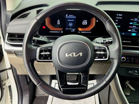 Used 2025 Kia Carnival FWD image 13