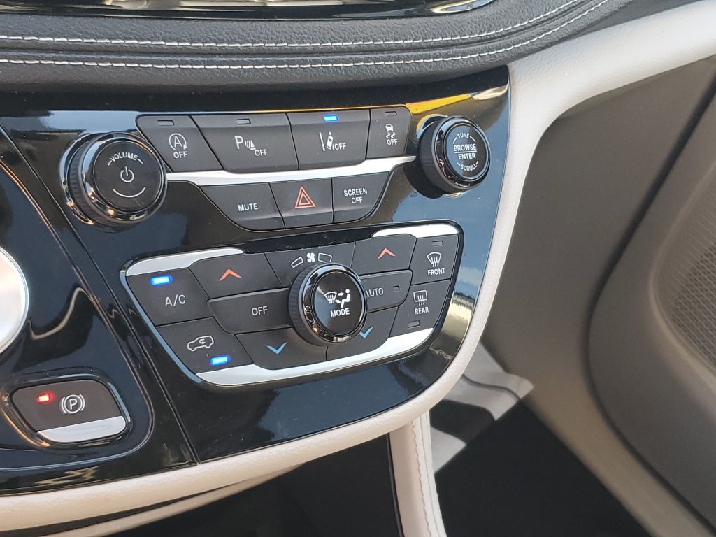 Certified 2023 Chrysler Pacifica Limited FWD image 29