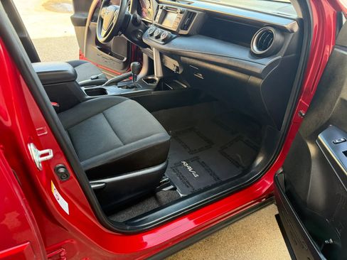 Used 2017 Toyota RAV4 LE image 19