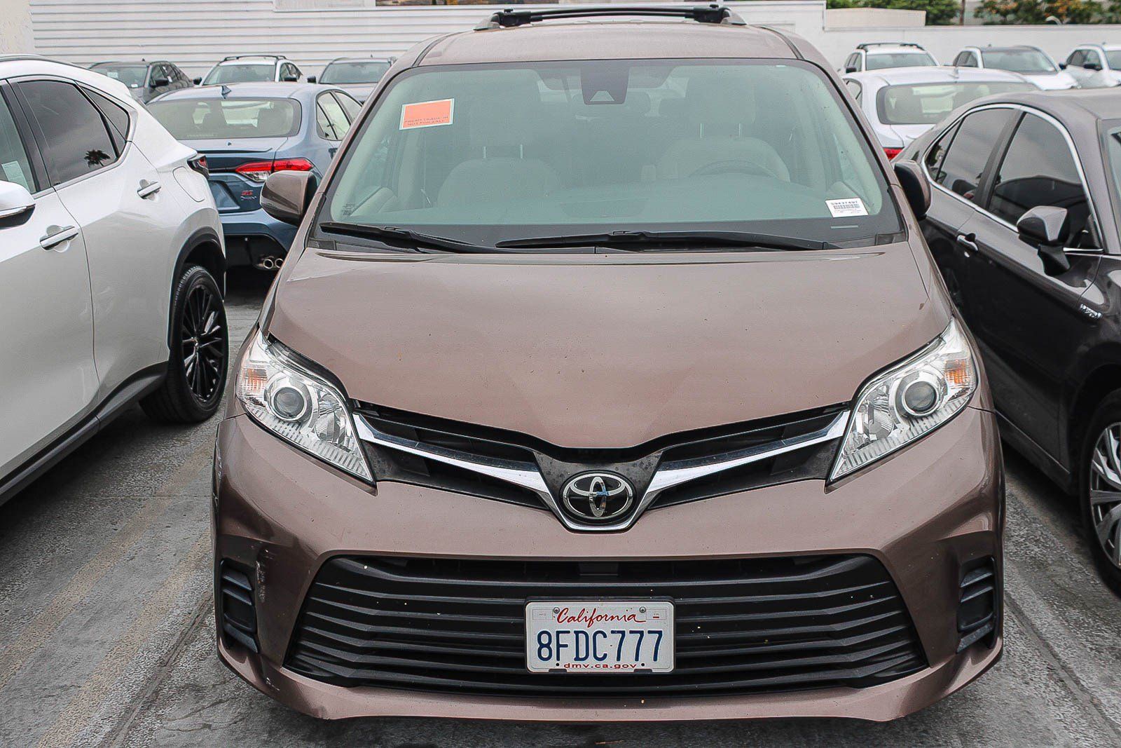 Used 2018 Toyota Sienna LE w/ Carpet Mat Package FWD image 2