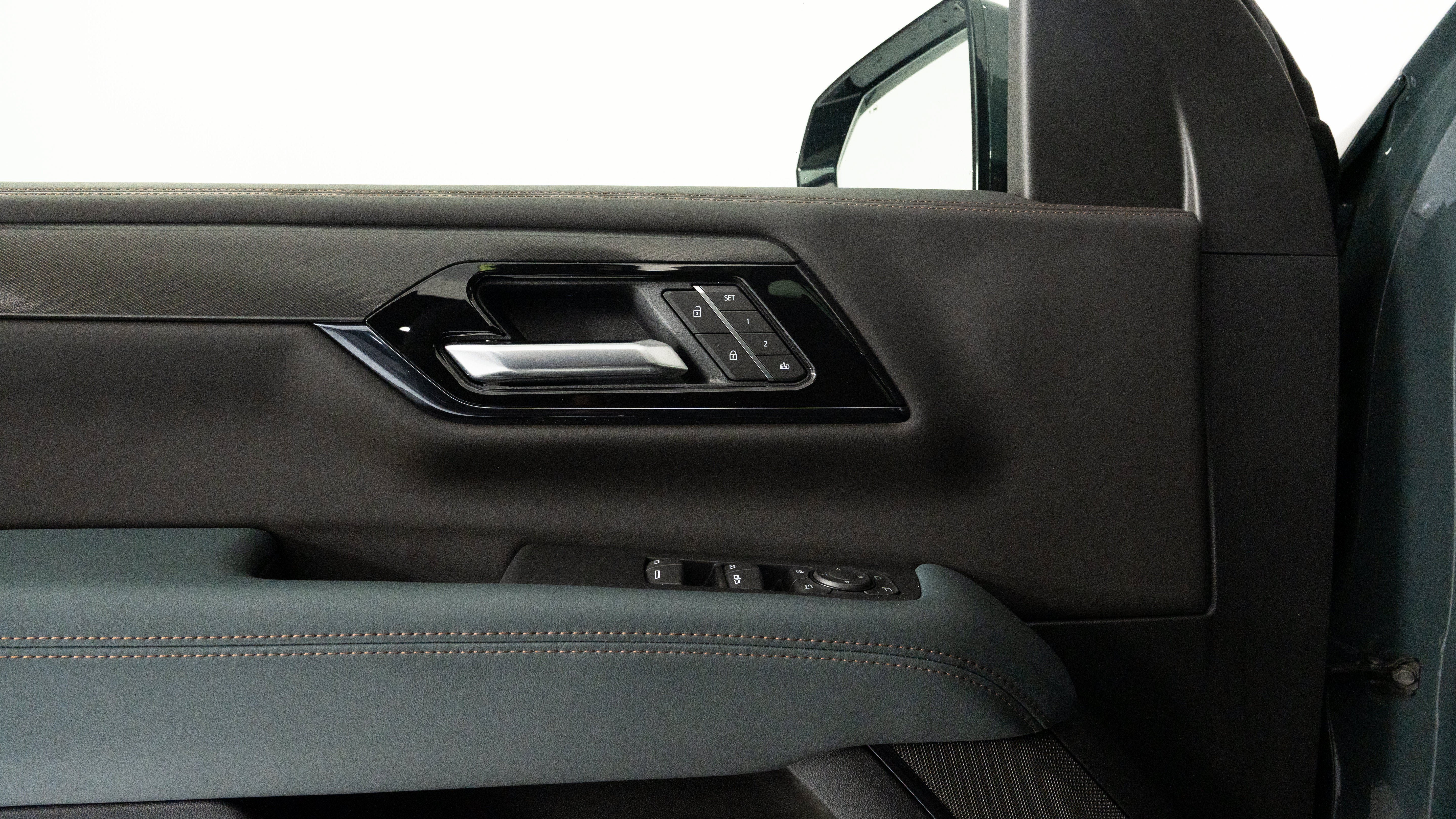 Used 2025 GMC Yukon AT4 w/ AT4 Premium Plus Package AWD/4WD image 18