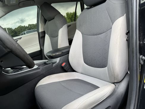 Used 2020 Toyota RAV4 XLE w/ Convenience Package FWD image 16