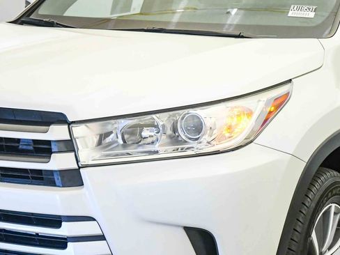 Used 2017 Toyota Highlander XLE w/ Preferred Accessory Package AWD/4WD image 9