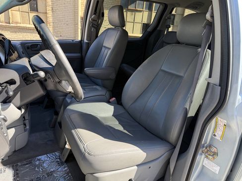 Used 2006 Chrysler Town & Country Touring image 41