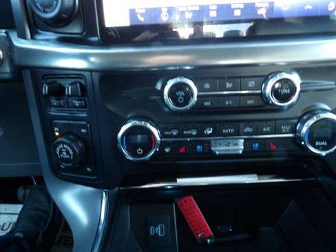 Used 2021 Ford F150 Lariat w/ Equipment Group 502A High image 23