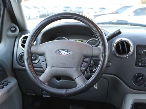 Used 2005 Ford Expedition XLT image 14