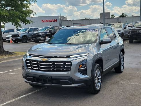 Used 2026 Chevrolet Equinox LT w/ Convenience Package II FWD image 2
