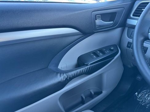 Used 2015 Toyota Highlander XLE image 32