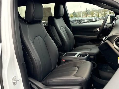 New 2026 Chrysler Pacifica Select image 26