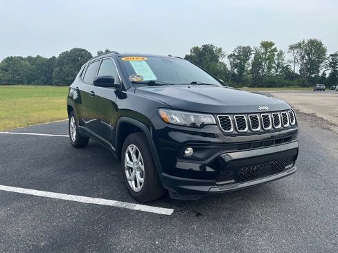 Used 2024 Jeep Compass Latitude AWD/4WD image 1