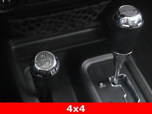 Used 2018 Jeep Wrangler Unlimited Sahara w/ Connectivity Group AWD/4WD image 4