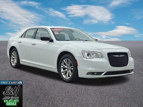 Used 2017 Chrysler 300 Touring w/ Value Package RWD image 3