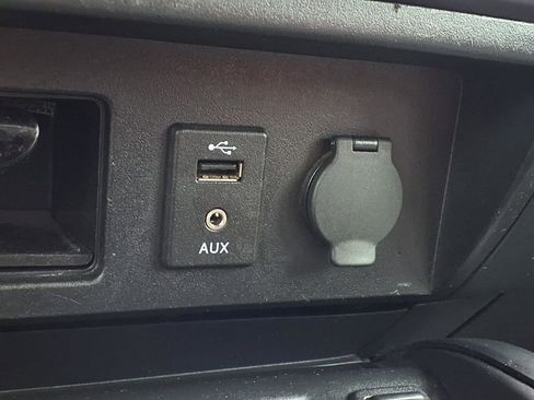 Used 2018 Nissan Titan SV w/ SV Convenience Package RWD image 7