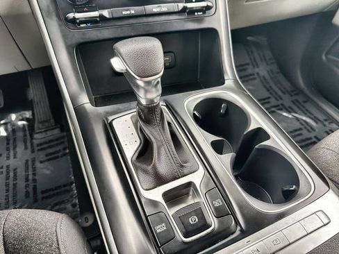 Used 2022 Kia Carnival LX FWD image 20