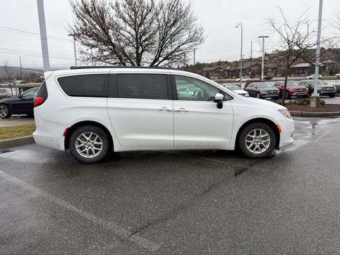 Used 2021 Chrysler Voyager Lxi image 10