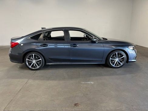 Used 2022 Honda Civic Touring image 2