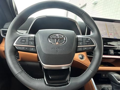Used 2025 Toyota Highlander Platinum AWD/4WD image 22