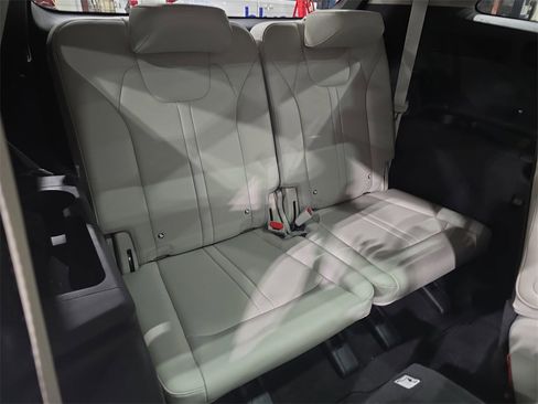 Used 2024 Kia Sorento EX w/ Panoramic Sunroof Package image 12