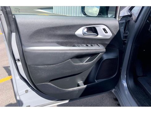 Used 2025 Chrysler Pacifica Limited FWD image 25