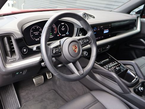 Certified 2025 Porsche Cayenne E-Hybrid AWD/4WD image 4