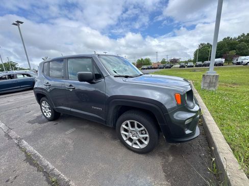Used 2023 Jeep Renegade Latitude AWD/4WD image 3