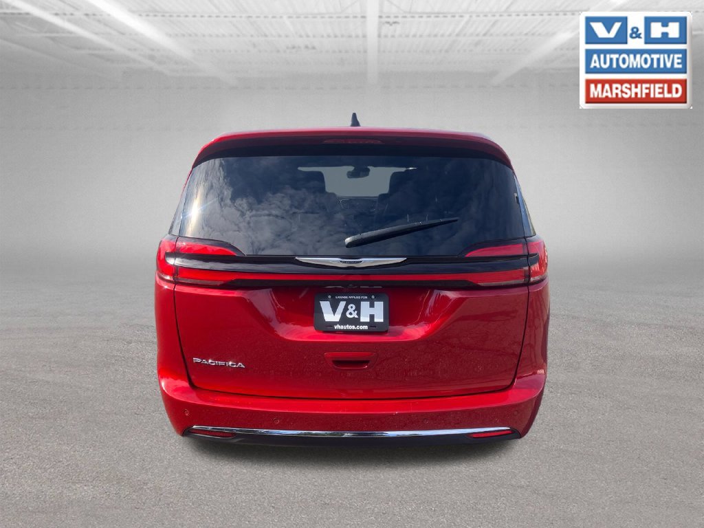 Used 2025 Chrysler Pacifica Select FWD image 3