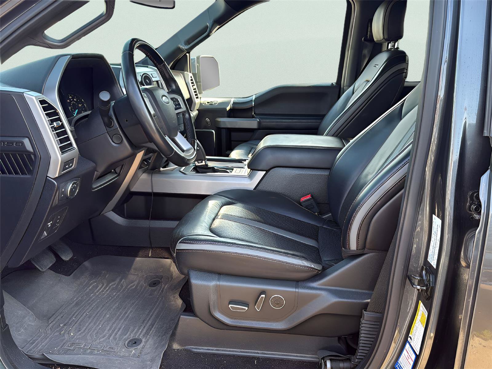 Used 2019 Ford F150 Platinum w/ Equipment Group 701A Luxury AWD/4WD image 4