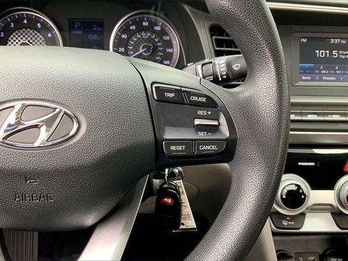 Used 2019 Hyundai Elantra SE image 21