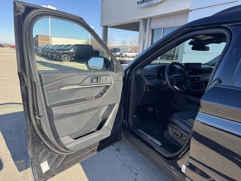 Used 2025 Ford Explorer ST-Line w/ ST-Line Street Pack image 11