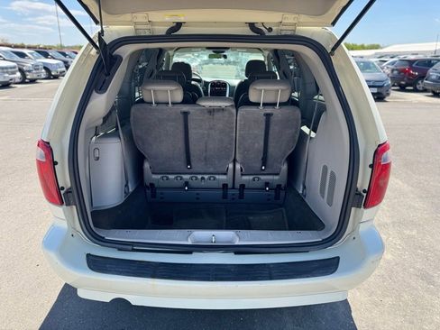 Used 2007 Chrysler Town & Country Touring FWD image 41