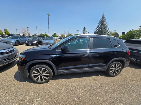 Used 2023 Volkswagen Taos SE w/ Panoramic Sunroof Package FWD image 12