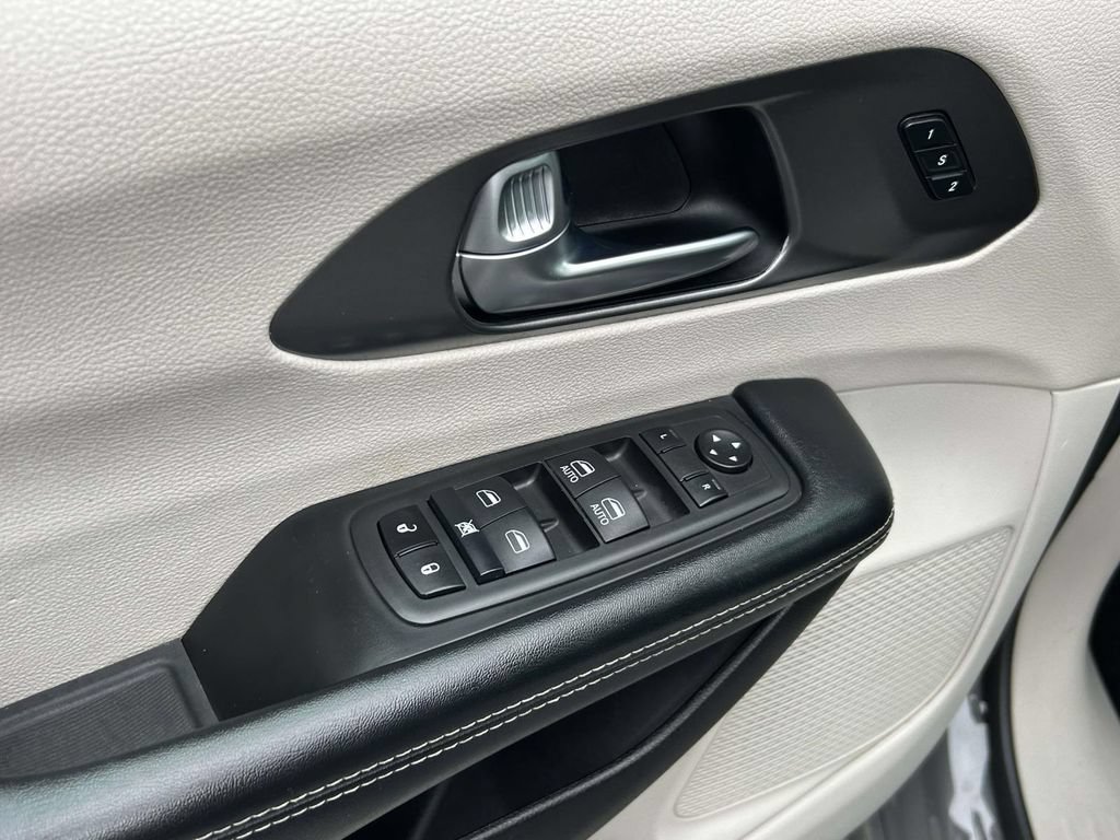 Used 2022 Chrysler Pacifica Touring-L FWD image 19