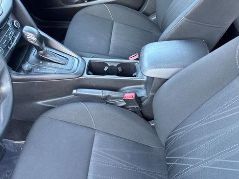 Used 2018 Ford Focus SE w/ SE Appearance Package image 7
