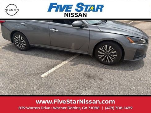 Used 2023 Nissan Altima 2.5 SV FWD image 9